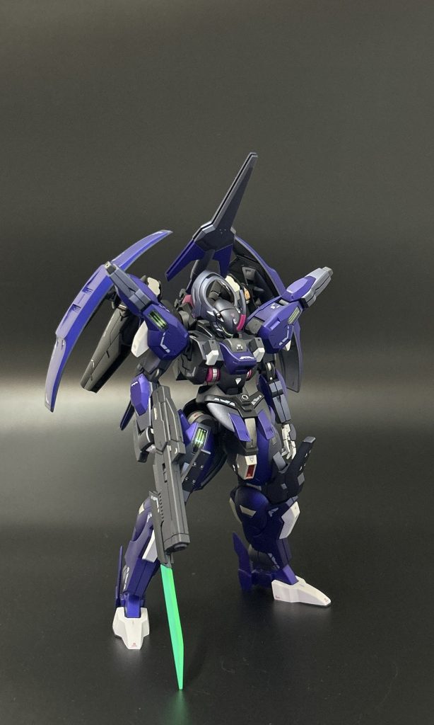 対エアリアルとして中近距離における高機動戦闘を想定し、射撃戦から接近戦に切り替えやすいバヨネット付きビームアサルトライフルを携行しています。また、アンビカーとイーシュバラの装着位置を入れ替えてます。