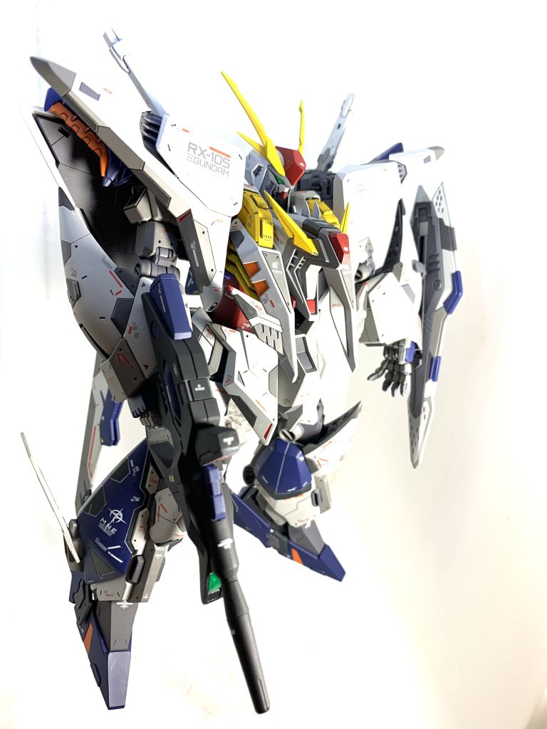 目と後頭部センサー、ビームライフルのセンサーはラピーテープの上からクリアレジンを塗りました。  