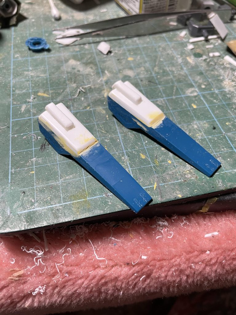 腰アーマーの薄さが気になったので、ゼータガンダムっぽく、なんならサーベル入ってんじゃね?ってデザインにしてみました。入ってませんけどね(爆)