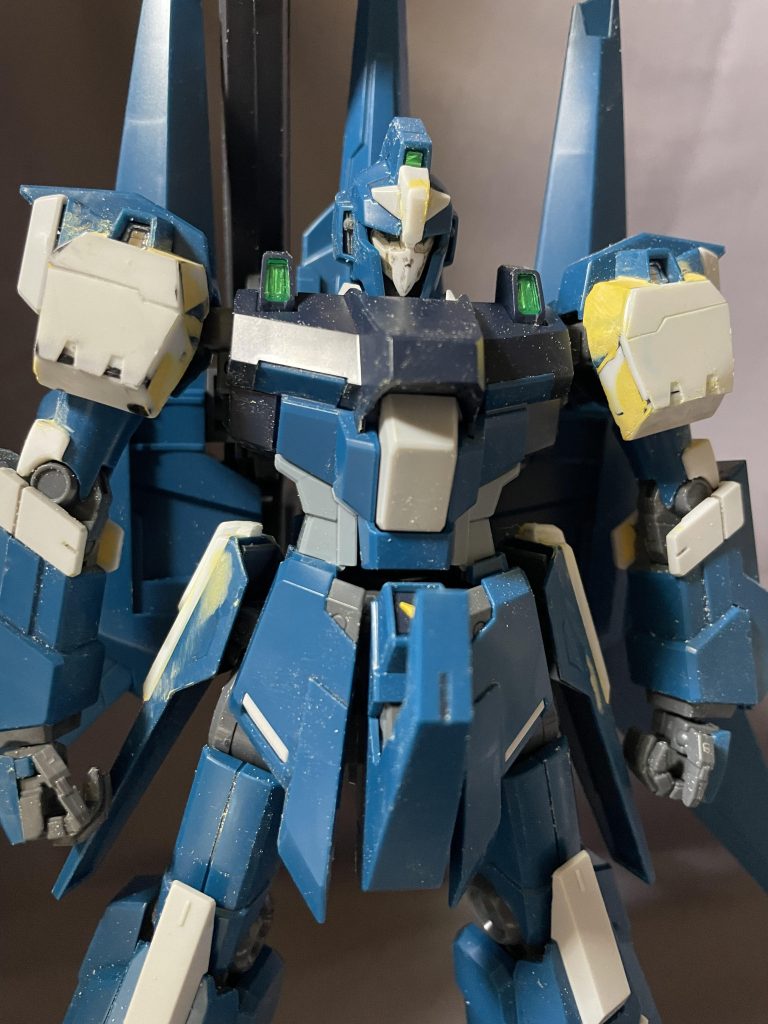 肩アーマーは「百」のデカールが貼れるように、プラ板、ポリパテ で形状変更。「百」の文字が意外と小さかったので、カトキ風のディテールにしてみました