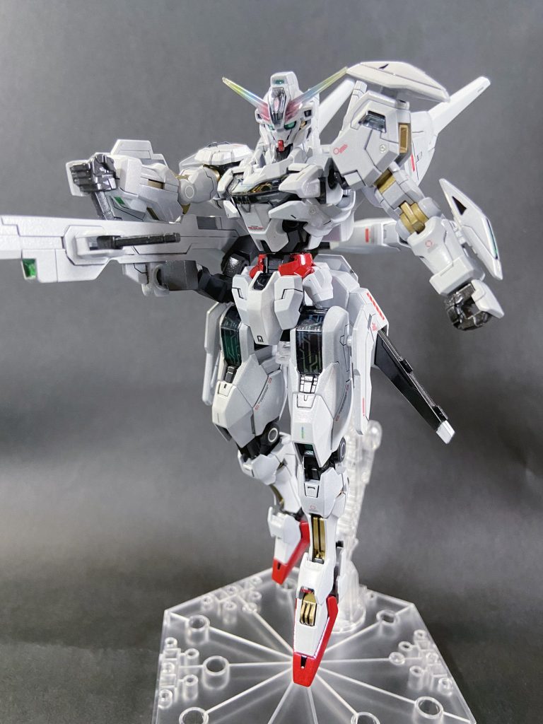 股間の接続パーツをいじって、足の長さを延長。赤をキャンディ、白は下地にシルバー、薄く白を吹く感じにし、上からクリアシルバー。最後にルビーパールで赤っぽい光感が出るように意識しましたが、写真じゃわかんないっすね。ポイントに金を入れたのはうまくいった感じしてます。