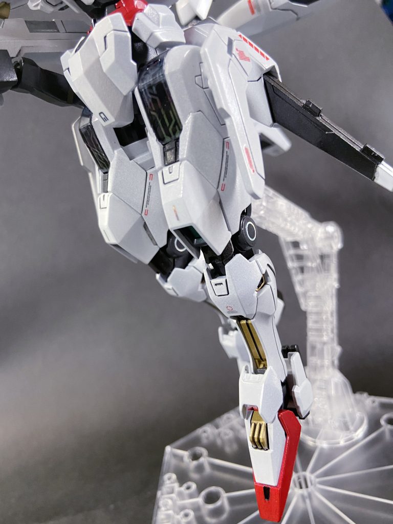 足と腕の関節部分にホロバージョンのデカールを貼りました。