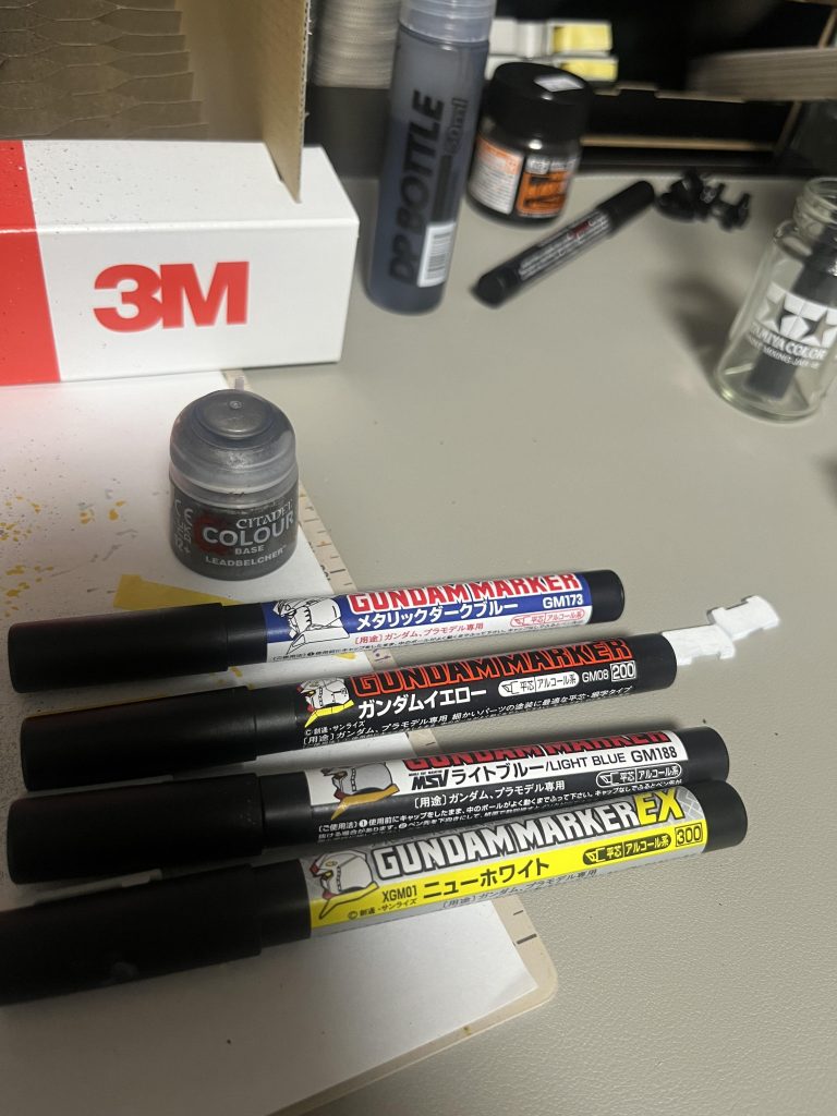 今回はこの4色とシタデルのシルバーで部分塗装しました。溶けるので良くないらしいのですが、下地に水性の黒サフ吹いてます。