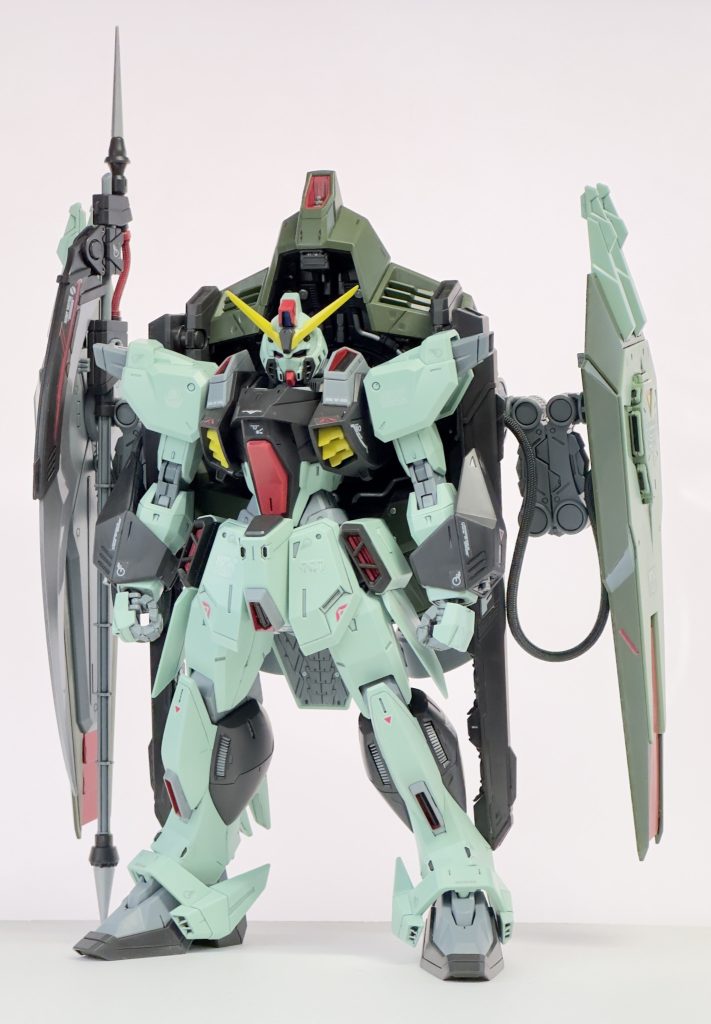 SEED系プラモは基本アレンジ強めな印象ですが、こちらも例に漏れずかっこいいアレンジが入ってます。フォビドゥン自体ゲテモノ感の強い第一印象な機体ですが、人の部分だけみると悪の3兵器の中では1番オーソドックスなガンダム顔ですよね。顔のスリット入れて背中外せば主役機やれそうです。