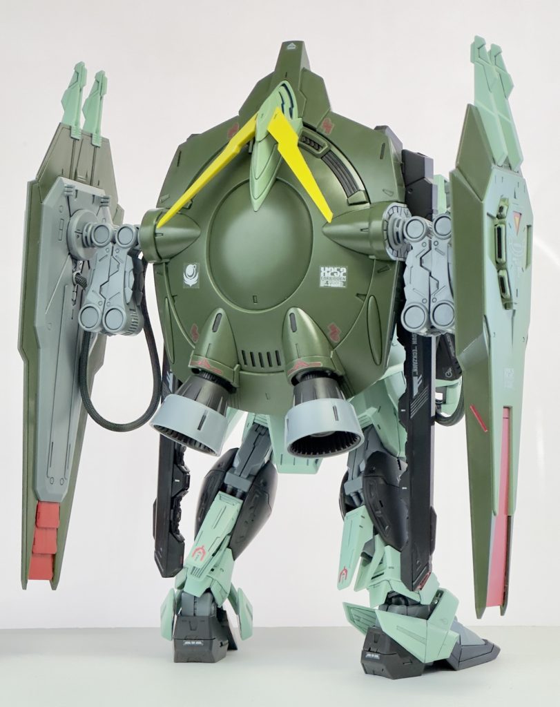 背負い物のバーニアがかなり大型化してますが、オリジナルデザインだと正直説得力にかける控えめなバーニアだったし、アニメ本編でもしょっちゅう大きく作画されていたので、今回のアレンジも説得力が増してカッコいいです。