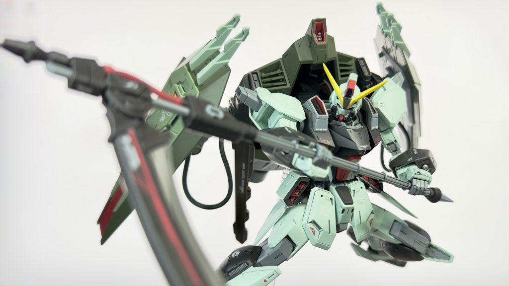 以上。ご覧頂きありがとうございました。旧立体物の不満点だった背負い物の大型化によって見栄えも機構も満足いくものになった反面、スタンド抜きでの自立が難しかったり、そのスタンドを使うためのジョイントが本体重量を支えられなかったり…。フルメカニクスシリーズは初めて買ったのですが、ジョイント以外では特に不満のないいいキットでした。買えなかったカラミティが欲しくなりましたし、プレバンで良いのでソードカラミティも出して欲しくなりました。