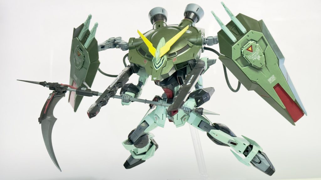 印象強い高速強襲形態へ。一気にゲテモノ感強くなりましたが、後のザフト3機を見るとかなり控えめな印象に。空中機動出来て実体弾、EN兵器への絶対的耐性、遠近中を過不足なく熟るのはあの時代でもフリーダムを超える完成度でしたね。パイロットがアレだったのと汎用性が無いだけで。