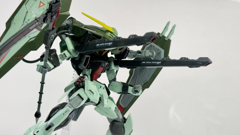 今回の撮影で使用したスタンドはコトブキヤさんのフライングベース・ネオでした。キット付属のスタンドジョイントは本体重量に対してそもそも形状的、配置的に無理があり使い物にならなかったのですが、フライングベース・ネオは背負い物の方を支えて飾れたので重宝しました。