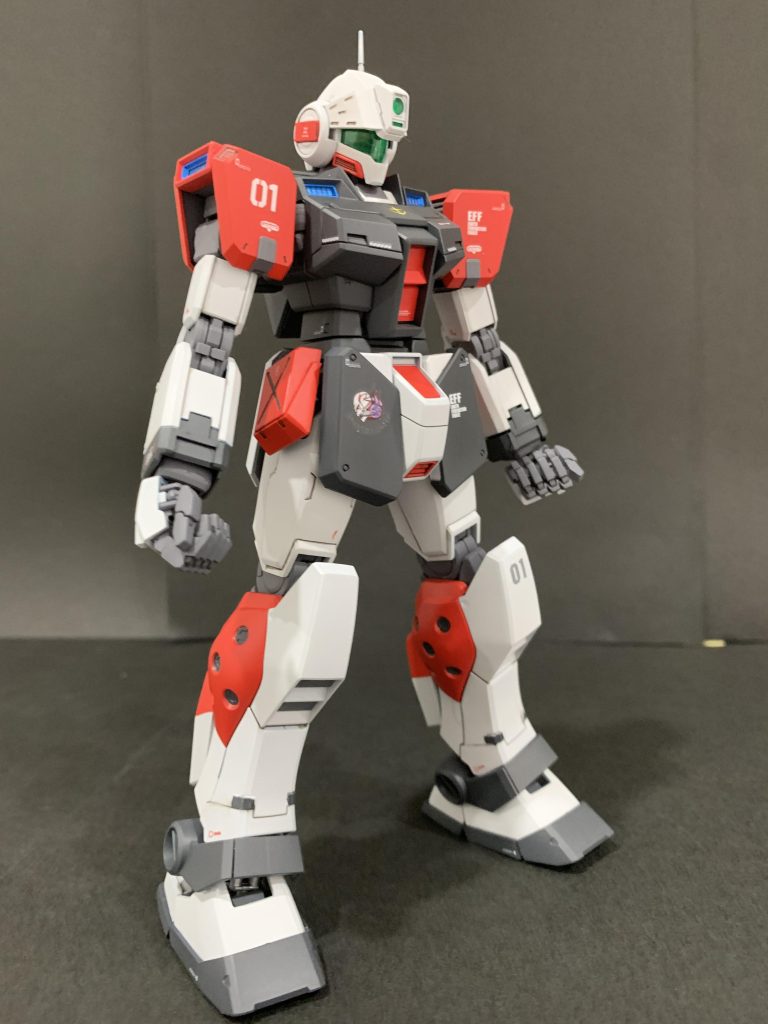 最近の中では割とあっさり目の脳内設定で作りました。→ユーグ・クーロに支給されたのがジムコマンドではなく先行配備されたジムスナⅡ→  ファントムスウィープ隊専用カラーリングにした所、意外と好評。しかしスナイパーなのに目立ち過ぎで本機には不採用😭→  その後はジーラインなどに使われたという設定です。