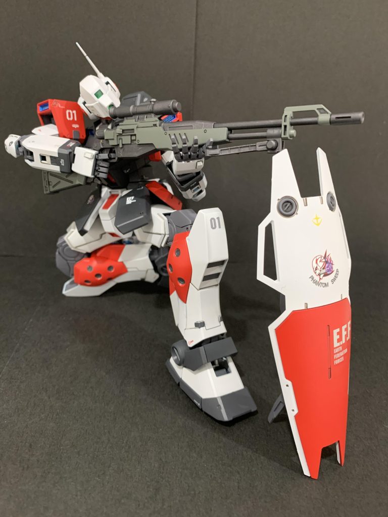 ポーズ②ジムスナⅡといえばこれですね。やっぱりカッコいい😎スナイパーライフルはその後はまんま配備されたと想定して、元に近いカラーリングにして少し塗り分けしています。しかしスコープの先端パーツが行方不明に😭