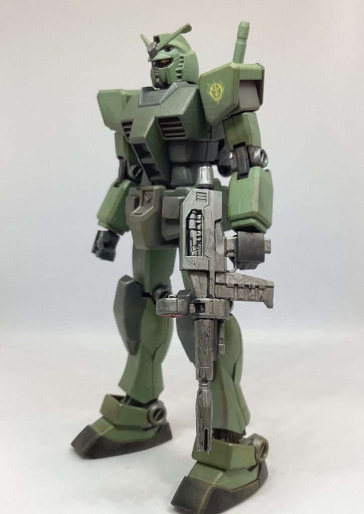 第一話で大地に立つ事なくあっさりシャア達に奪われて散々解析とかされた後に、「連邦カラーじゃお嫌でしょ?」とか言われて塗り替えられてオデッサ辺りでこき使われてたという脳内設定です。