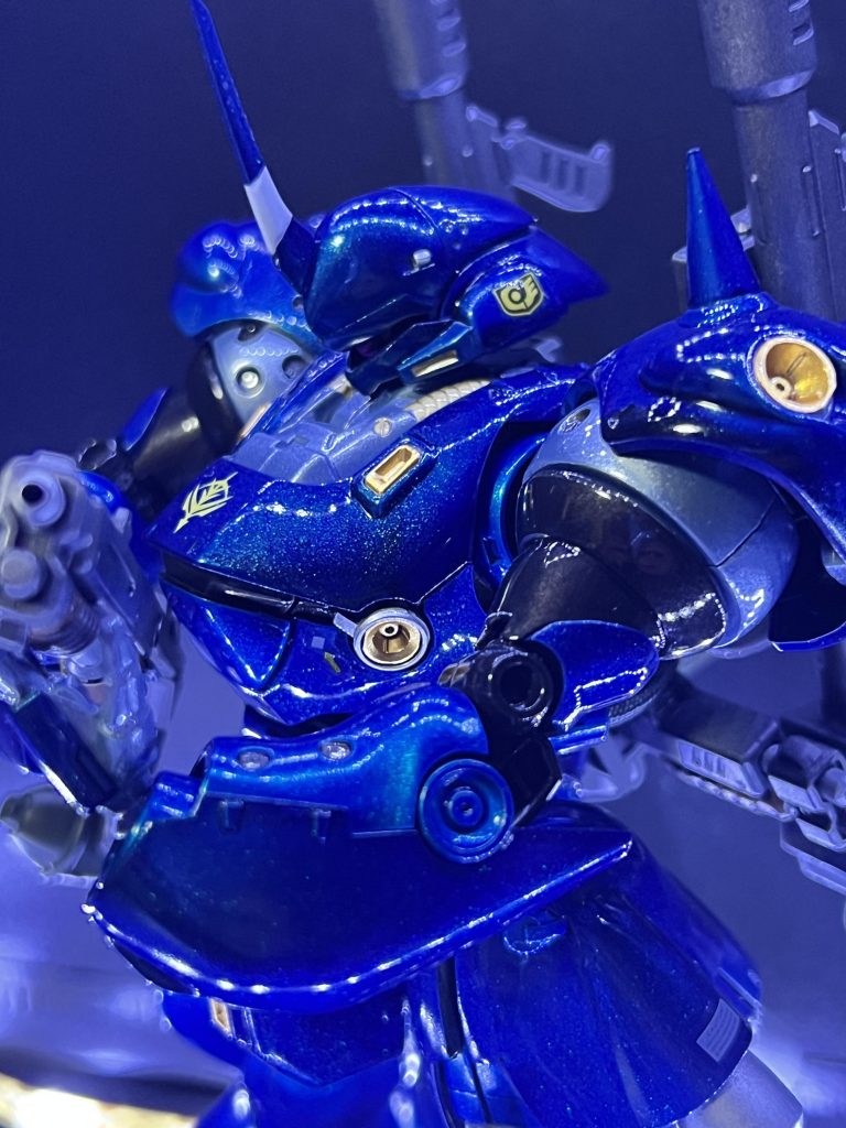 クレオスのディープクリアブルーとガイアのクリアブルーで塗装しました。本体はクリスタルカラーのターコイズグリーン、光沢クリア、コンパウンドで仕上げました。武器はガイアのフラットクリアです仕上げました。塗装剥げが怖いのでポージングできませんでした。ご覧いただきありがとうございました♪