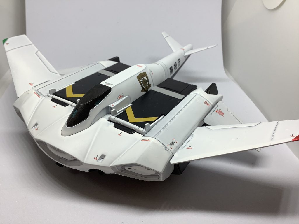 警察の航空機は確か青色だったような。でもこの色の方がわかりやすいかな。