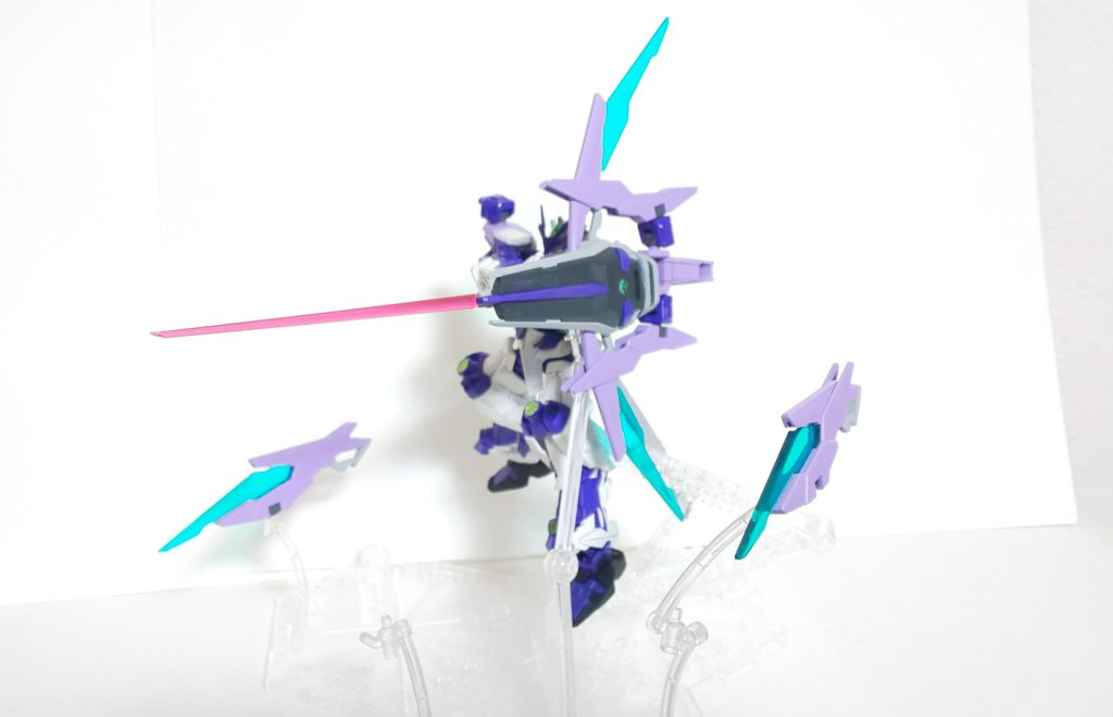 ロウ・ギュールからテスト装備として渡された特殊シールドこのシールドはドラグーンと繋げることでドラグーンアローとして使用可能シールド単体でも隠し高出力ビームサーベルとして使用可能ちなみにシールドは試作品のためレッドフレームのシールドを応用している(塗装が間に合いませんでした笑)