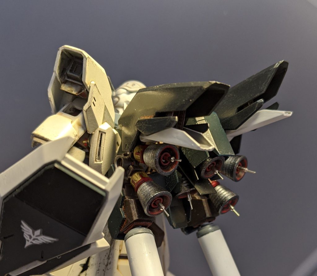 パックパック上部は独立したスラスターと解釈して、ポリキャップ接続で可動式にしました。