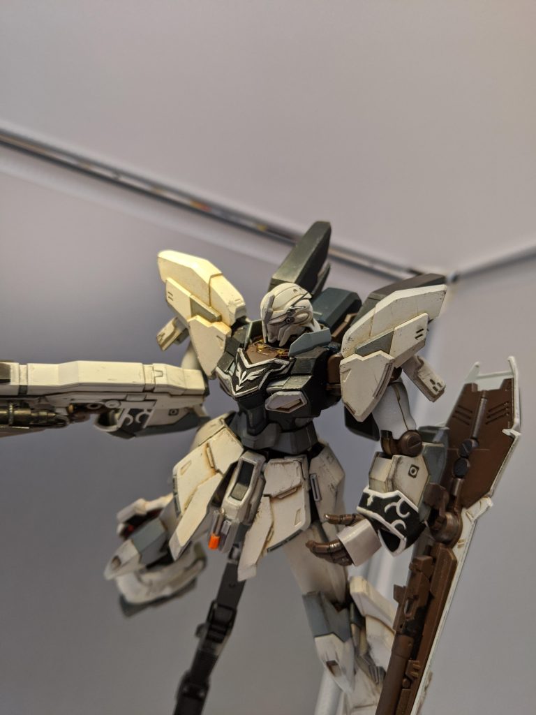 パイロットともどもあまりいい扱いをされていないイメージで、塗装剥げや汚れを強めに施してみました。