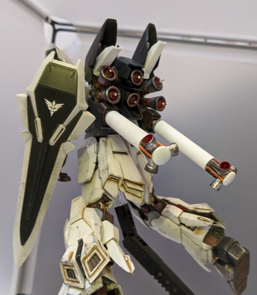 プロペラントにスラスタを追加、リアスカートにディテールアップを施しました。バックパックはシナンジュの形状に寄せてみました。