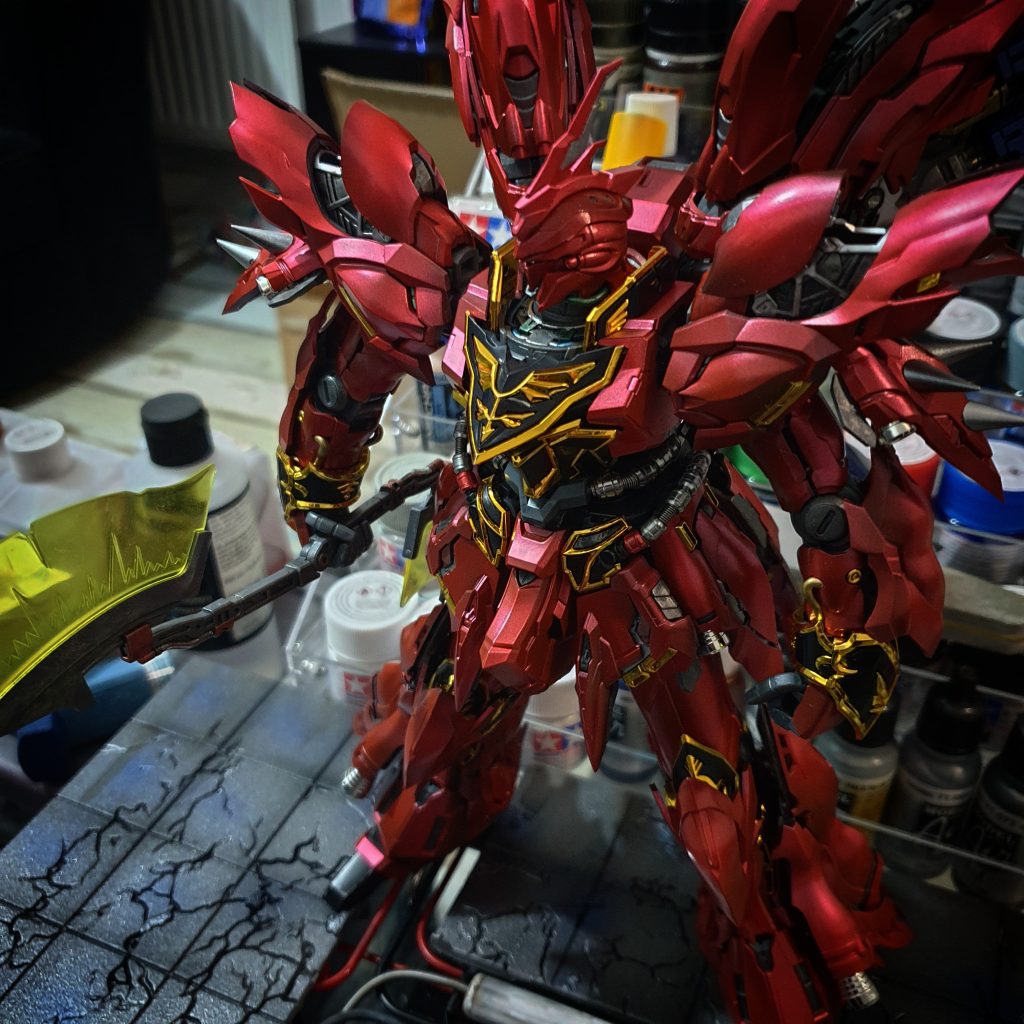 MG 1/100 Sinanju Custom - Red Candy Paint ver.–2枚目/制作者：TheMechaStation
