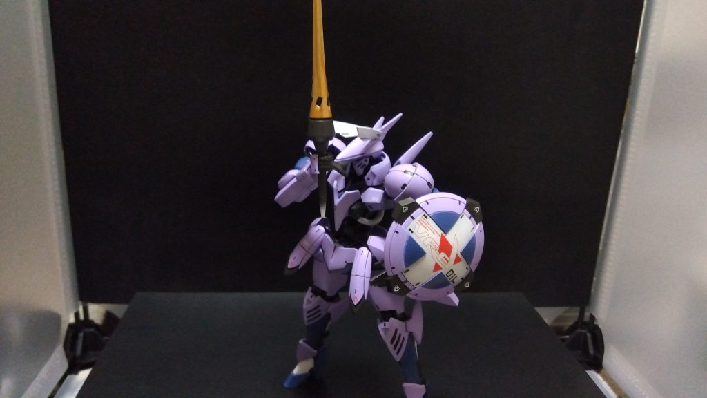 騎士っぽくキめて魅せる!あ、そうそう。30MSのファルファリーナの発売日に店先に並んでたのだが、目の前でラストファル子持っていかれて悔しくて「槍繋がり」で購入したんやった!すごくすごいどうでもいい動機wwまだ撮影用の幕を買ってなくてどうにか黒背景にしようとした痕跡が伺えるな…