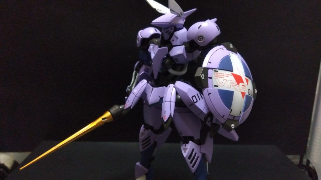 カラーガイド紫色…えーと…パープルに赤混ぜたやつだったはず青…ティターンズブルー2に白混ぜたやつだったはず関節等…メカサフスーパーヘビィ黒…グラファイトブラック白…ガイアカラーのEXホワイト槍先…ガンダムマーカーイエローゴールドデカールはマクロスデカール流用ww