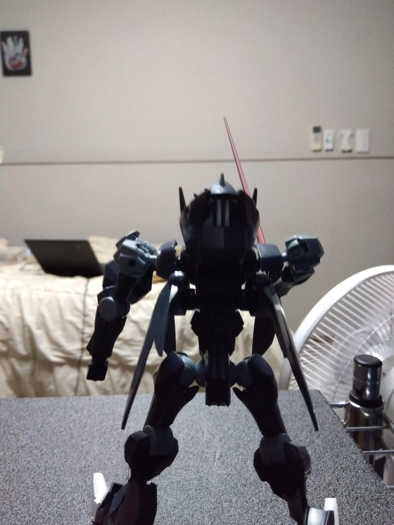 後ろには特に特徴がなくシンプルな形になっています。ほんとはゼダスソードをつけるつもりだったのですがソードをつけるとどうしても前からみた見た目がアレなのでつけませんでした