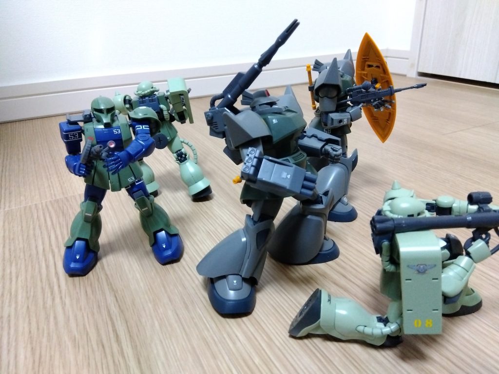 新旧取り混ぜ。ア・バオア・クー想定。量産型ゲルググ、旧ザク、リバイブ版HGUCザクと
