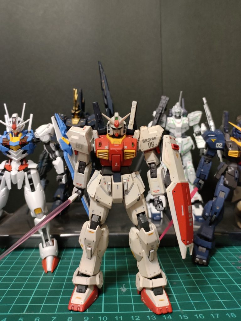 ダイソーラッカースプレーのみの塗装(ボディのベージュと赤のみ)の状態です。これで完成で良かったんですけどね。 初投稿作品を見ていただいてありがとうございました。