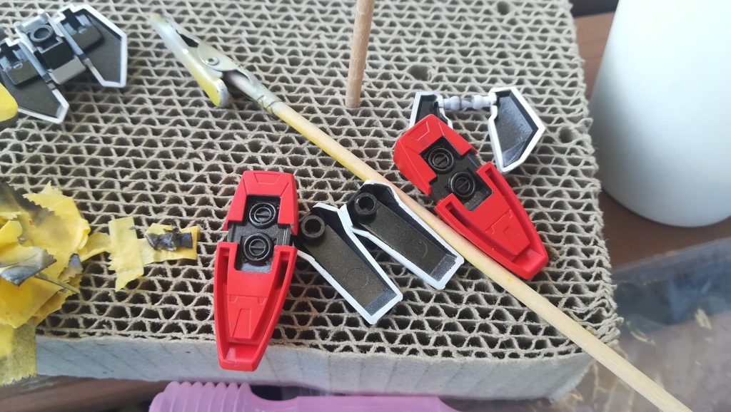 足裏やアーマー裏もマスキングで色分けしました。