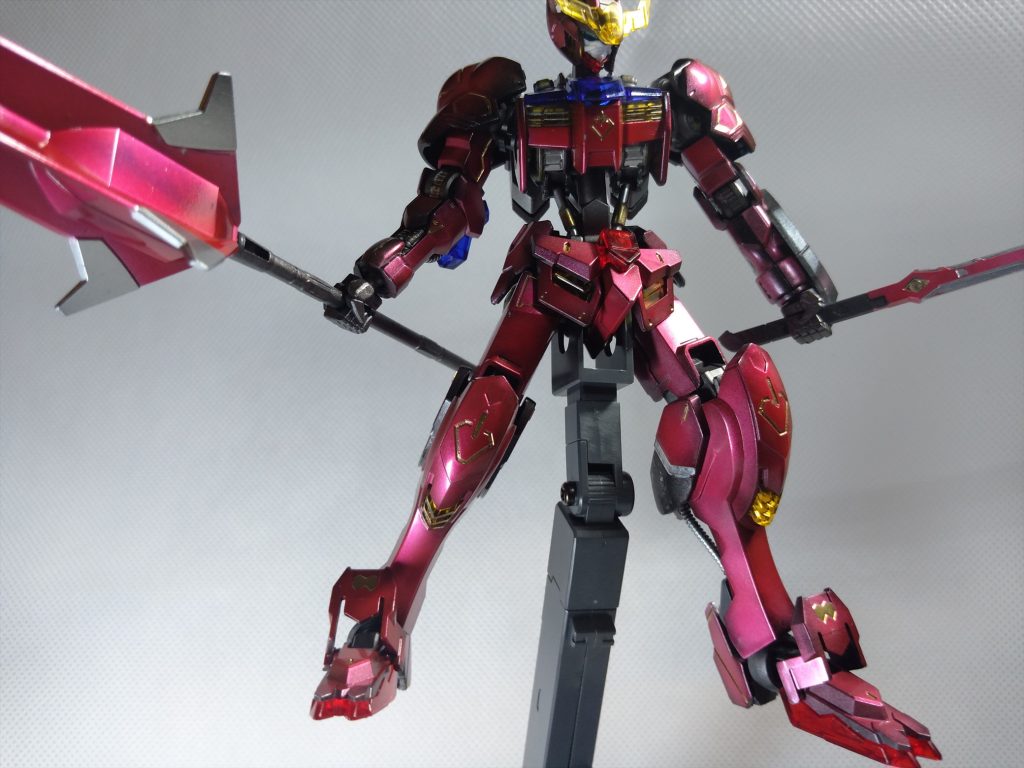 はいC賞(クリアカラー)クリアカラー=透明=レアなパーツだ!と思い込んで塗装避けたんですよね。バンダイさんの超技術力でパーツをわざわざ透明にしてくれてんねんぞ!と。結果ダサくなりました。いっそ全部塗ればよかったんだ…。