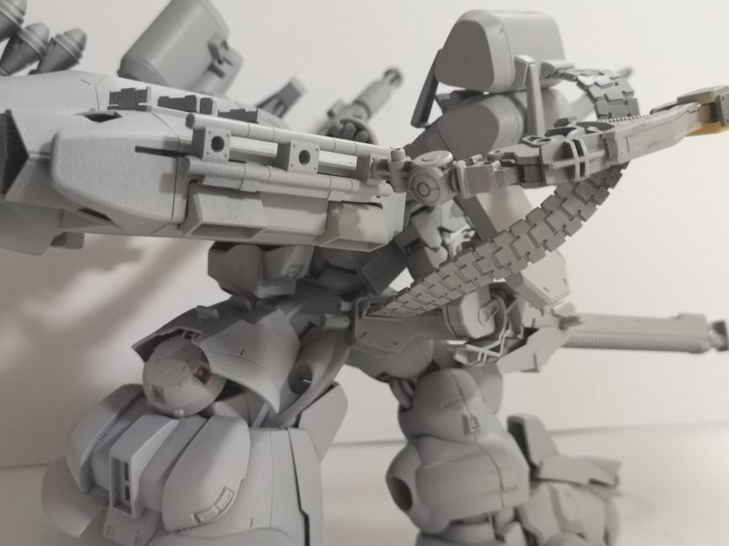 背部のスカートも大型化したのでいよいよ立つこともできなくなりましたが、スタンドがあるから、と続行しました。
