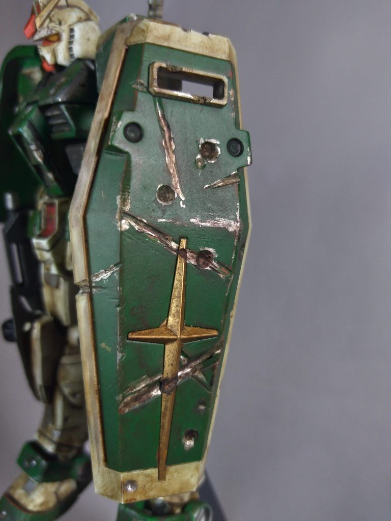 最初に盾だけ作ったときにデザインナイフでスジボリしようとして、えぐれた傷がどうにもならなかったのでじゃあダメージ加工だ！と金属やすりでゴリゴリ。（後日大人しくスジボリカーバイトを購入）ついでにウェザリングに必要そうなものを適当に購入。（届いたウェザリングペーストを塗ったらボロボロして固着しづらかったのでそれっきり封印。これジオラマ向け…？）