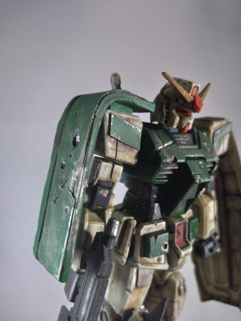 エナメルやスジボリ失敗で割れた所に、ごまかし半分で謎のヒャッハーブレードをプラバンで作ったり、見様見真似でザク盾作ってはっつけたり。