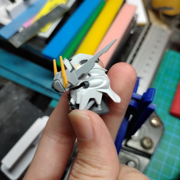 スタインの工作が完了しました(*ﾟ∀ﾟ)ぼくがかんがえたゆにこーんの試作機、です。ガンダムっぽいアンテナをつけたり、ライフルにタンクをつけてビームマグナムの試験型的な感じにしたりですね。うむうむ。全体のディテールも追加してます。格好良いでしょ✨頭部のセンサー作るのが難しかった！！！形が難し！！そのうち塗装しようとおもいます、近いうちに、必ずや！かなり時間をかけて工作したので塗装はうまく言ってほしいですねぇ……(人∀・)ﾀﾉﾑ（3枚目）