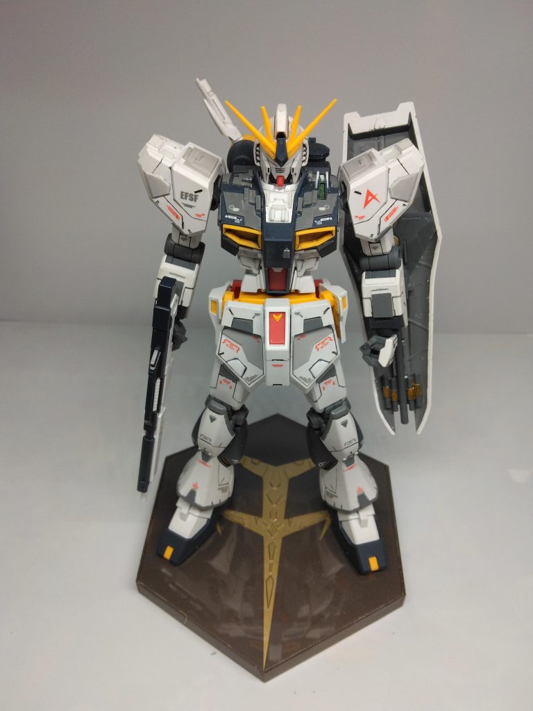 いつも通りプラ板とスジ彫りによるディテールアップをしています。肩と首のところとフロントスカートはプラ棒とプラ板で作り、グレーサーフェイサーで塗りくっつけました。