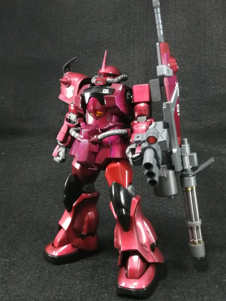最初はただの赤いグフカスでしたが、肩にガトリングシールドが付き、その後両肩にシールドに変更。さらに肩アーマーを追加して完成としました。