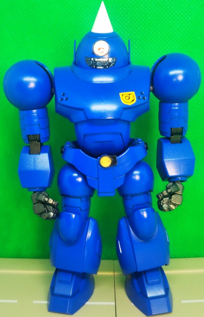 服(というより布きれ)を脱いだ素体です。ハイモックを見ていると何となくサイクロプスに似てる気がしてきたので、勢いでやってしまいました(^^;改造ポイントは、頭部と背中です。胴体手足はほぼハイモックです。頭部はノーマルだと少し平たいので、ジャンクパーツから加工しました。頭頂部と耳にコトブキヤ製MSGパーツを使い、目の部分には大きめのウェーブ製Hアイズを埋め込んでます。口は…書き込んだだけ、です( ´~`)