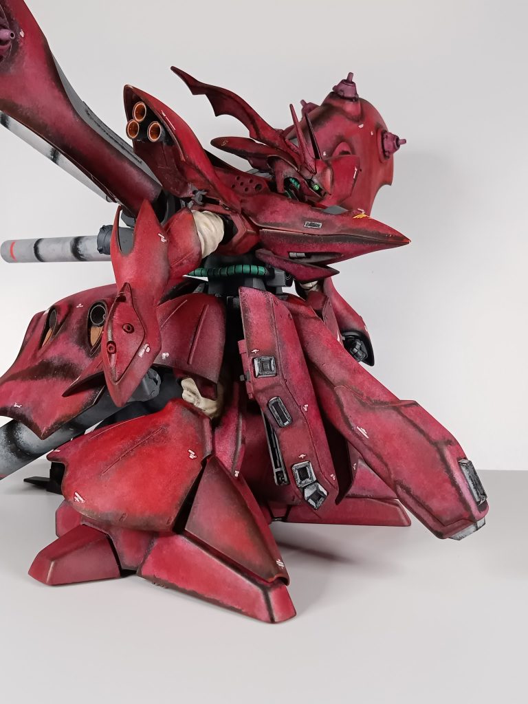 モノアイはハイキューパーツのメタリックシールにWAVEのHアイズを貼っています。光をよく拾ってくれるので、デカい機体の小さいモノアイでも目立ちます。