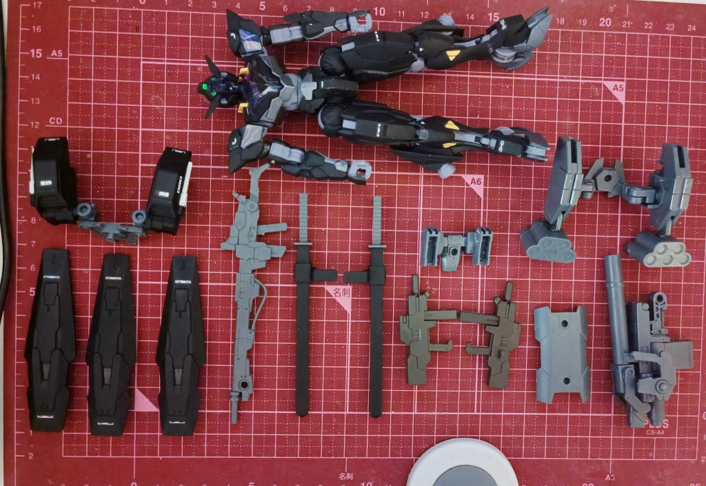 付けたい武装を全部付けるとゴテゴテするので分けて付けるようにしました