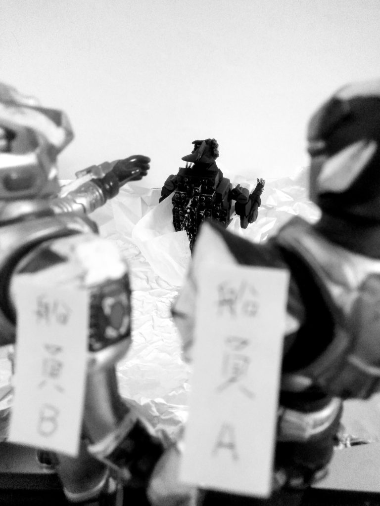 【発見者達】 🎵SE『打ち寄せる波と船上での風切り音』そんな折、船上にて作業する人達が日本に向かう『巨大な何か』を発見🧐               直ちに一報を入れるのでした😫