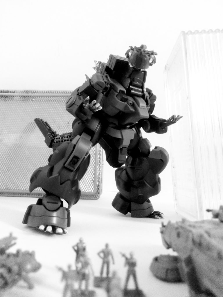 【接触】 🎶BGM『自衛〇、出動』到着した自〇隊😁                    『漆黒の塊』と目が合った時、隊員が戦慄きながら絞りだした一言は    『・・・五時裸だ・・・』