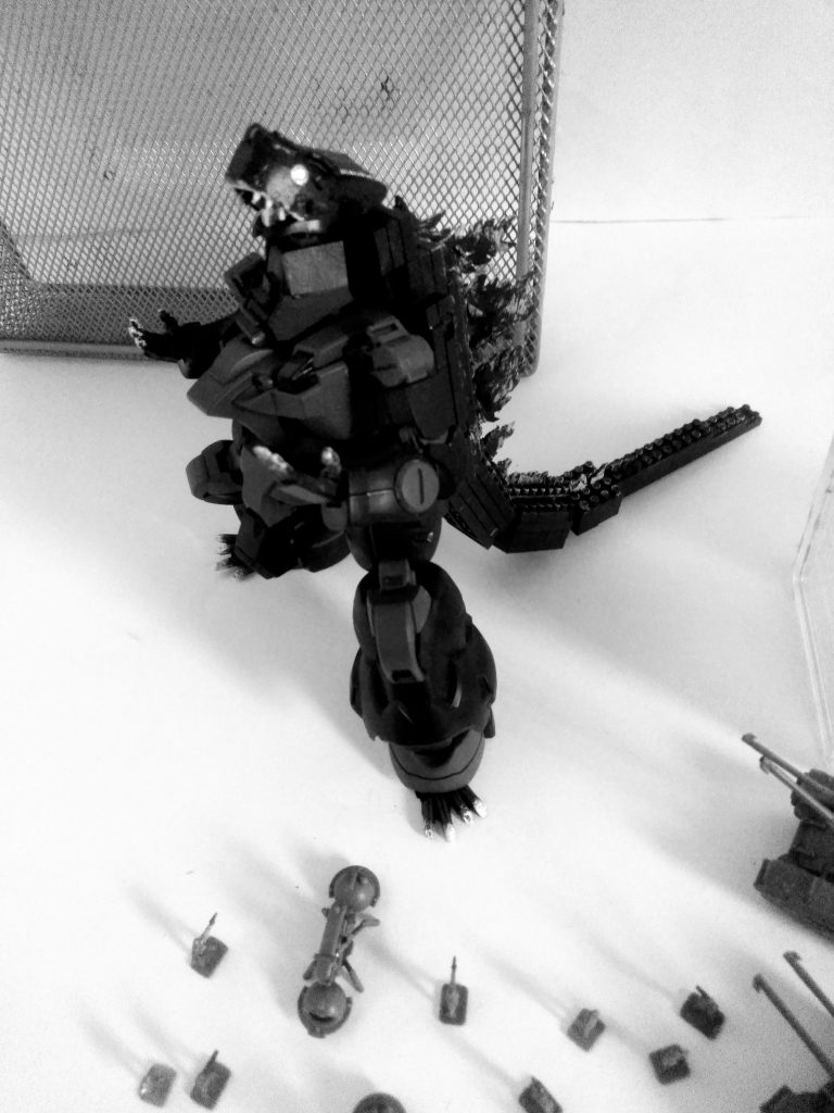 【咆哮】 🎵SE 『連続する弾丸の発射音、耳をツンザク爆発音!』攻撃命令が下りました😆                         〇衛隊からの激しい集中放火!大地を揺るがす爆発!!                            その時!「「『🎻~~~~!!』」」              攻撃対象の『咆哮!』背鰭が耀き、口内に光の塊が!!🧐