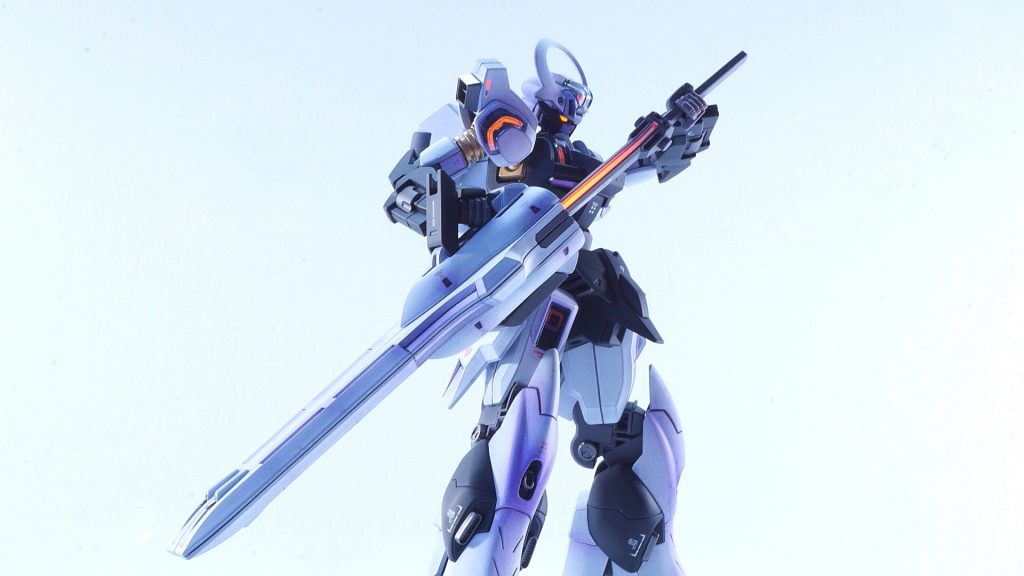 シェルユニットをどうしても光らせたくて、付属のシール類を頑張ってマスキングして、蛍光ピンクを吹きました。