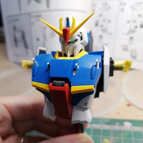 MGゼータガンダムVer.Ka③最近、キャリバーンやエアリアルを作ってなかなかゼータを作れませんでしたが、ボディを作りました。やはり可変機は作り方が複雑ですね。何度か間違えそうになりました😅ボディにはちょこちょこシャインシルバーを塗装してます。今回はパイロット(カミーユ)もがんばって塗装します。（1枚目）