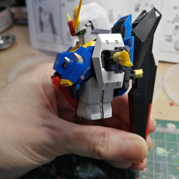 MGゼータガンダムVer.Ka③最近、キャリバーンやエアリアルを作ってなかなかゼータを作れませんでしたが、ボディを作りました。やはり可変機は作り方が複雑ですね。何度か間違えそうになりました😅ボディにはちょこちょこシャインシルバーを塗装してます。今回はパイロット(カミーユ)もがんばって塗装します。（2枚目）