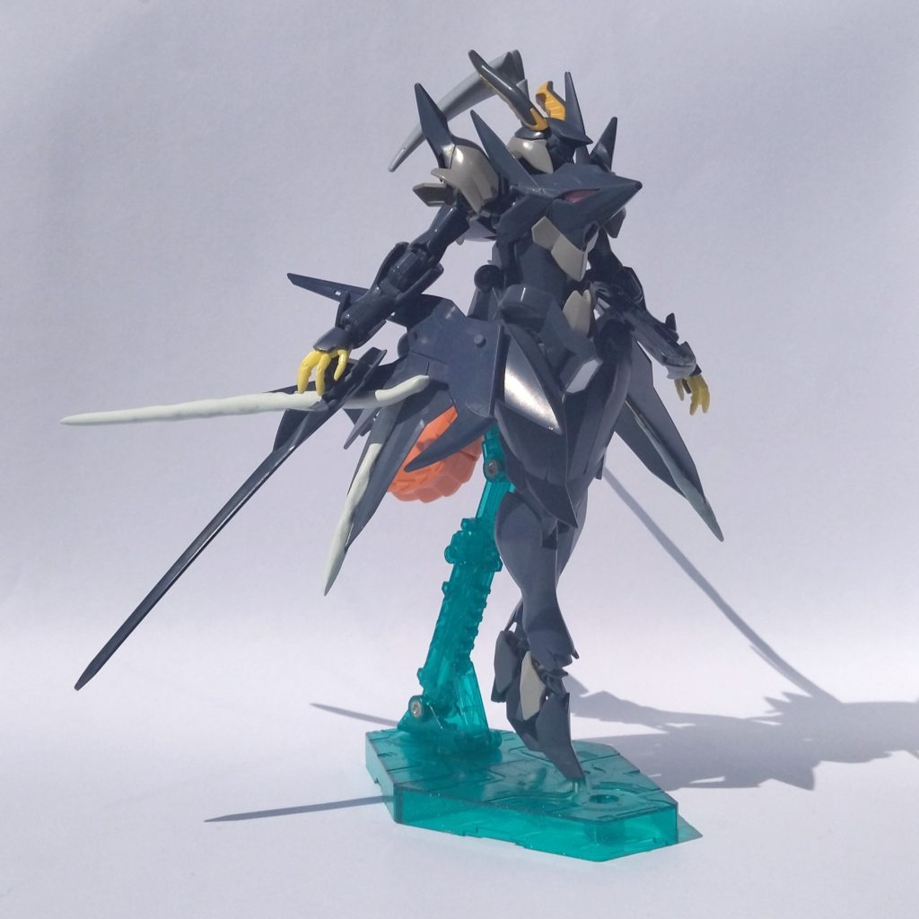 塗装前の姿。パテ盛りも途中です。一見改造箇所は少ないようで、実は結構八つ裂きにされてます。合わせ目消し…？もやってみようとしたのですが、動かすと接着が外れちゃってェ…後ハメ加工なんてできなくってェ…ということで無視。