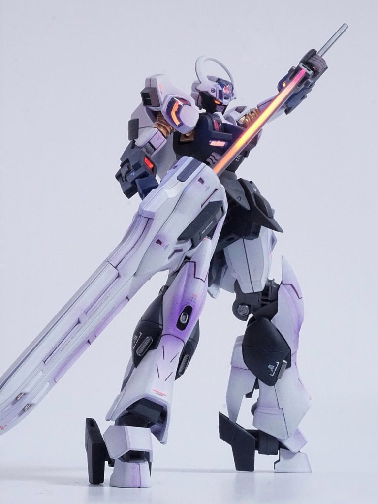 非常にいい武装だったもんですから、剣豪をイメージして制作してみました。袴っぽい足にしたくてフェイクνの足を。頭の輪っかは兜飾りみたいな感じで。