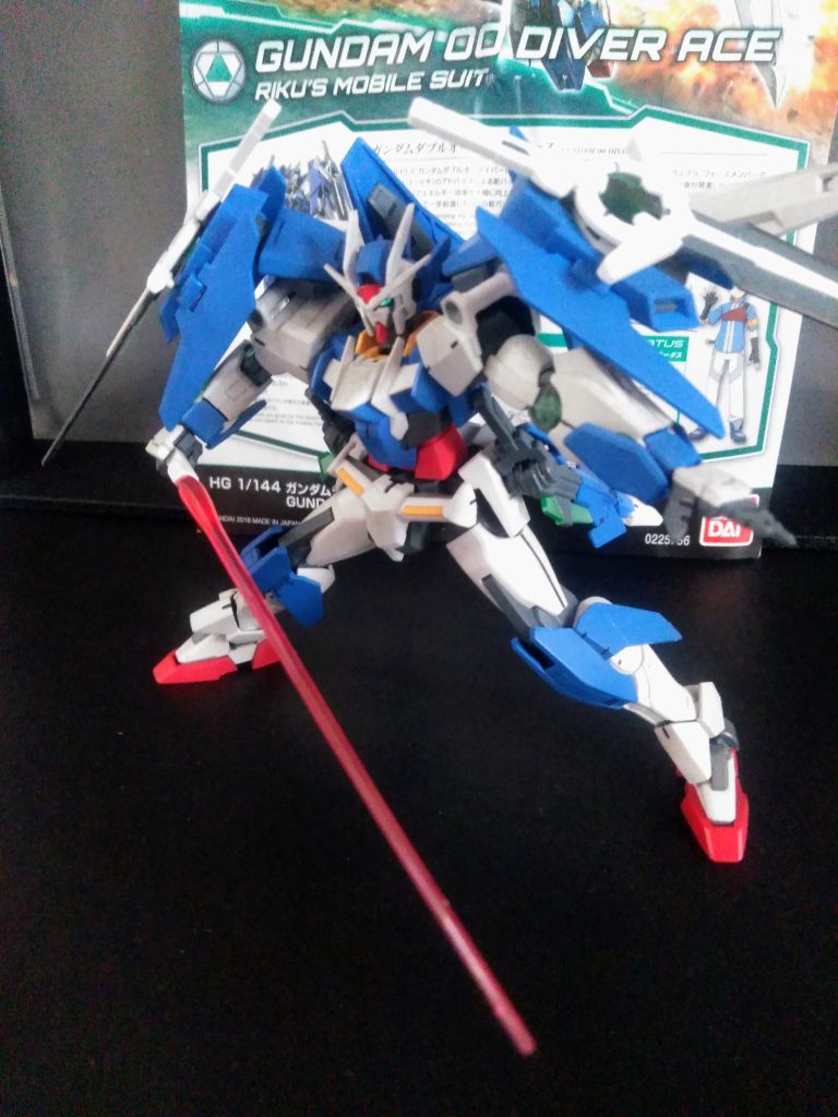 『 GN ビーム サーベル』も抜刀❗❗設定では『 GN ダガー』にもなるとか😆うん❓ 合わせて『６本』もの刀剣が・・・😥　何でコンナニもってんの❓