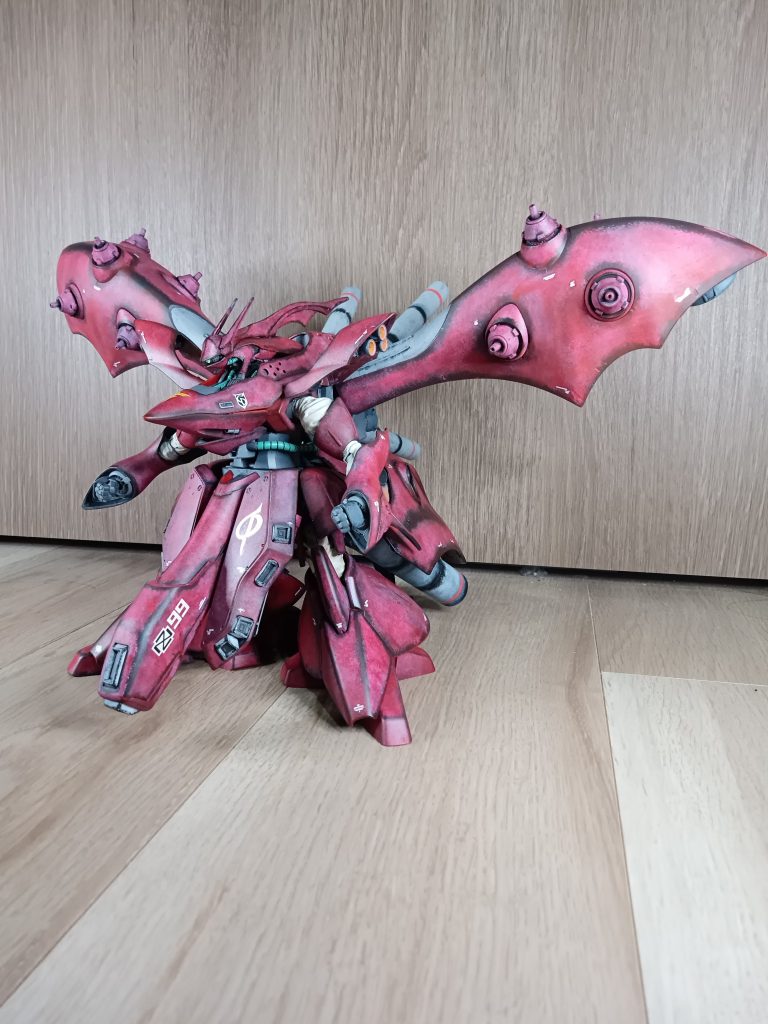 背景に収まらないので、部屋のドアの前で。