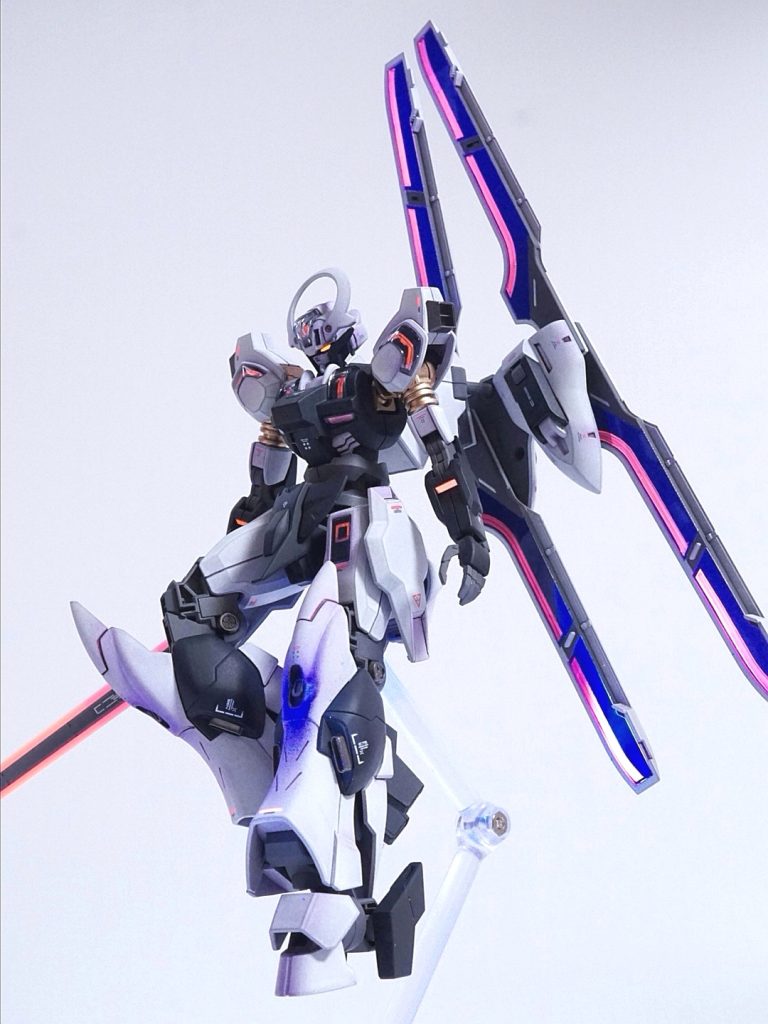 プラシールにも同様に蛍光ピンク。フィンファンネル的になってるのは単なる組み換えで遊んだだけです。