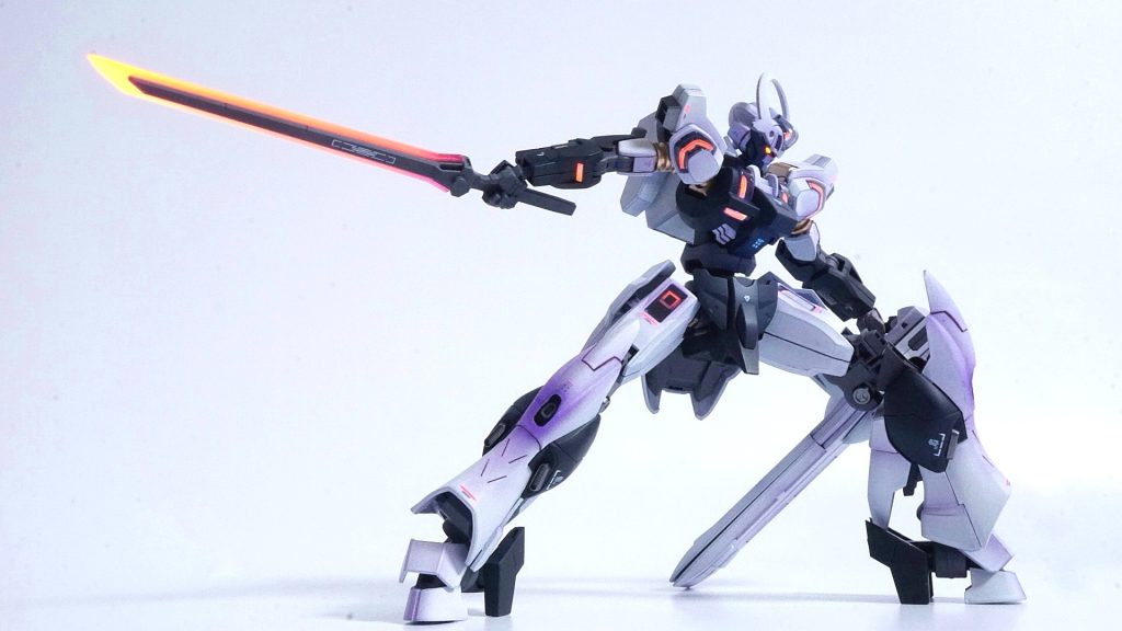 胴体はアッガイの腕パーツを使って延長してます。二の腕にはスペーサー的なパーツを使って、プラ板を使わないお手軽延長です。剣の持ち手はエクシアより。